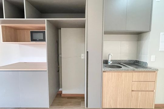 Cozinha de kitnet/studio para alugar com 1 quarto, 27m² em Butantã, São Paulo