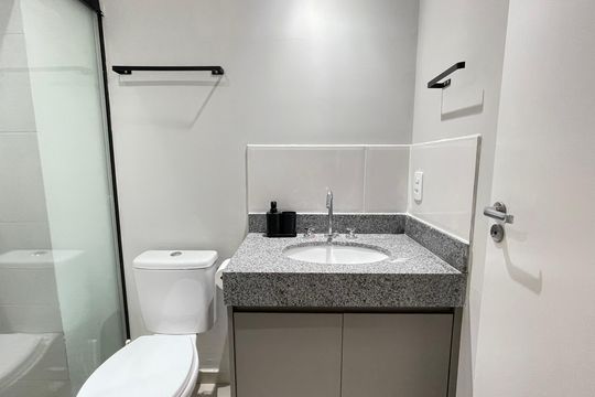 Banheiro de kitnet/studio para alugar com 1 quarto, 27m² em Butantã, São Paulo