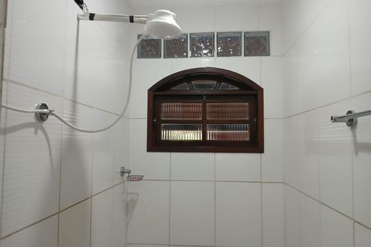Banheiro de casa para alugar com 2 quartos, 80m² em Cantinho do Mar, Rio das Ostras