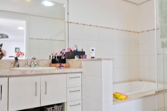 Banheiro de apartamento à venda com 2 quartos, 90m² em Vila Diva, São Paulo