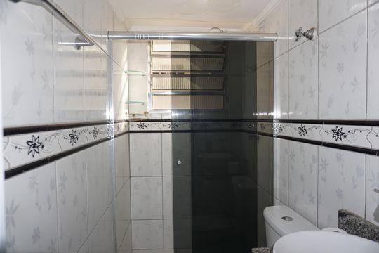 Banheiro de apartamento para alugar com 2 quartos, 48m² em Jardim Macedonia, Embu das Artes