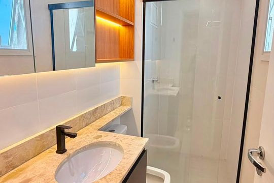 Banheiro de apartamento à venda com 2 quartos, 62m² em Setor Bueno, Goiânia