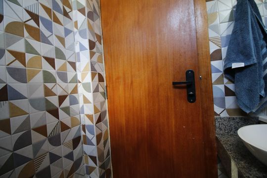 Banheiro de casa de condomínio para alugar com 3 quartos, 160m² em Taquara, Rio de Janeiro