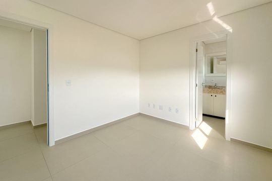 Suíte 1 de apartamento para alugar com 2 quartos, 75m² em Ingleses do Rio Vermelho, Florianópolis