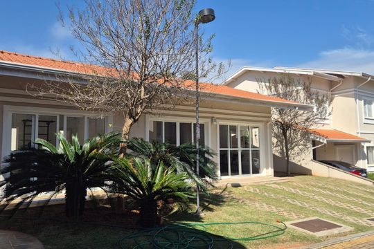 Fachada de casa de condomínio à venda com 3 quartos, 120m² em Bosque de Barão Geraldo, Campinas