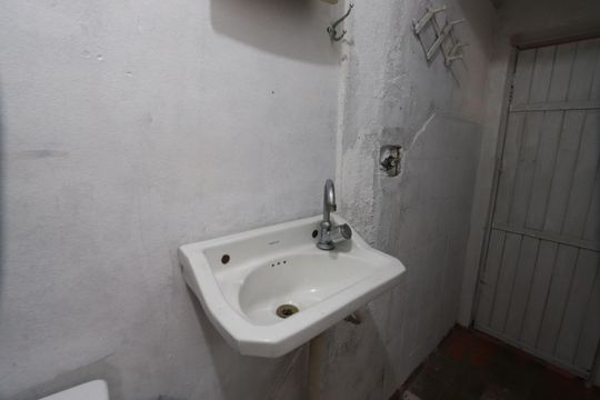 Banheiro de casa para alugar com 1 quarto, 30m² em Jardim Cotiana, São Paulo