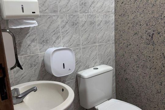 Banheiro de casa de condomínio para alugar com 2 quartos, 100m² em Várzea das Moças, Niterói