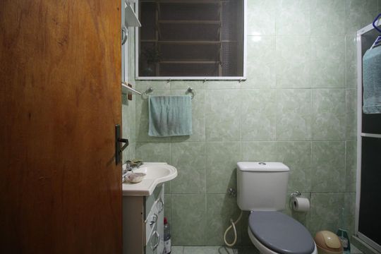 Banheiro de apartamento à venda com 2 quartos, 61m² em Higienópolis, Porto Alegre