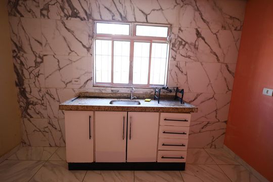 Cozinha e Área de Serviço de casa para alugar com 2 quartos, 45m² em Jardim Mutinga, Osasco