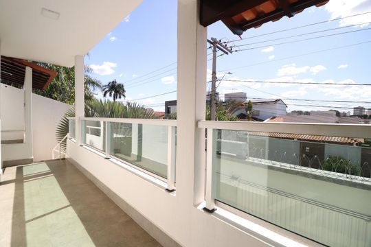 Sacada de casa para alugar com 3 quartos, 250m² em Jardim Karaíba, Uberlândia