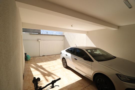 Garagem de casa para alugar com 3 quartos, 250m² em Jardim Karaíba, Uberlândia