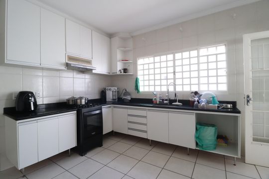 Cozinha de casa para alugar com 3 quartos, 250m² em Jardim Karaíba, Uberlândia