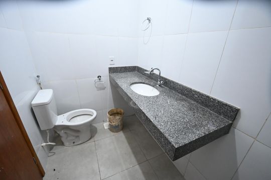 Banheiro social de casa de condomínio para alugar com 2 quartos, 60m² em Jardim Imperial, Aparecida de Goiânia