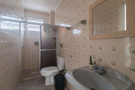 Banheiro de apartamento para alugar com 3 quartos, 50m² em Cavalhada, Porto Alegre