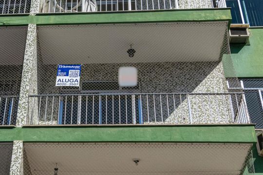 Fachada do imóvel com placa de apartamento para alugar com 2 quartos, 74m² em Irajá, Rio de Janeiro