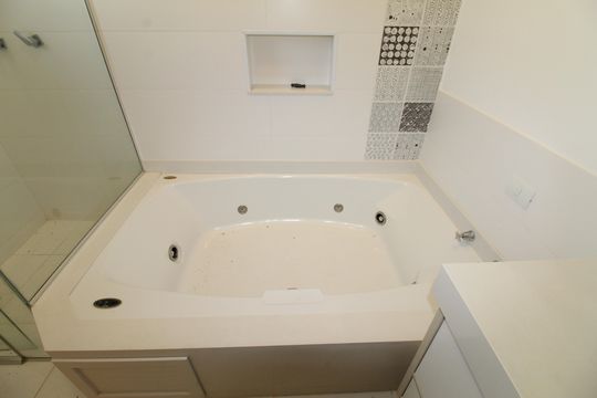 Banheiro da Suíte 4 de casa de condomínio para alugar com 5 quartos, 350m² em Condomínio Reserva do Paratehy, São José dos Campos