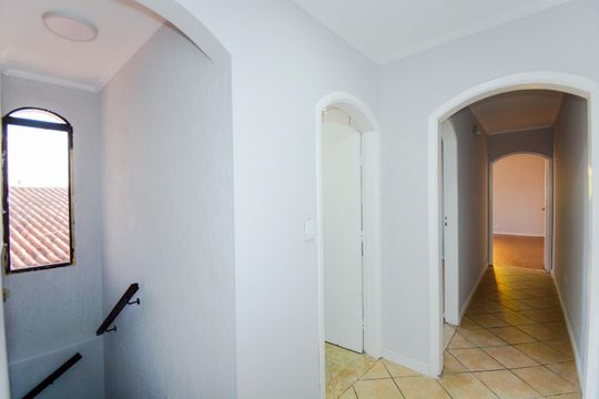 Corredor dos Dormitórios de casa para alugar com 3 quartos, 200m² em Jardim do Papai, Guarulhos