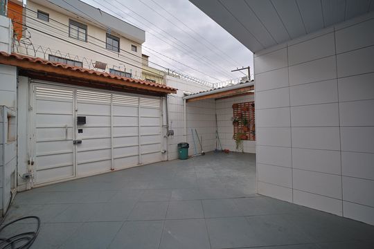 Garagem de casa à venda com 2 quartos, 176m² em Vila Marieta, São Paulo