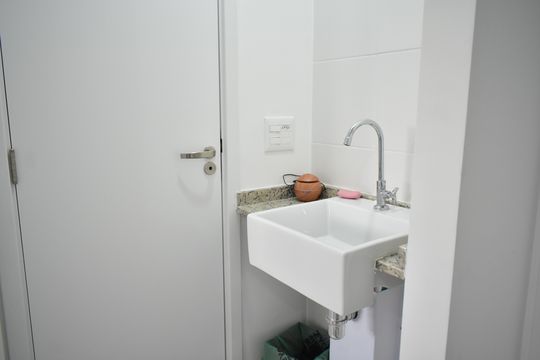 Banheiro de apartamento para alugar com 1 quarto, 28m² em Chácara Inglesa, São Paulo
