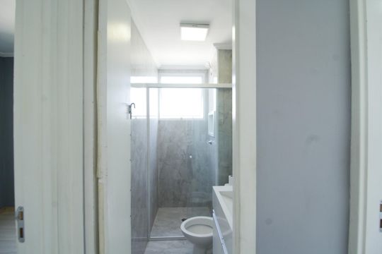 Banheiro de apartamento para alugar com 2 quartos, 42m² em Vila Jaraguá, São Paulo