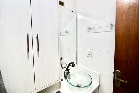 Banheiro de apartamento à venda com 2 quartos, 43m² em Parque Boturussu, São Paulo