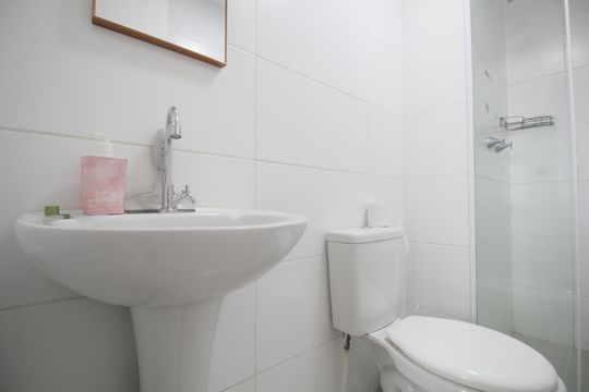 Banheiro de apartamento para alugar com 2 quartos, 43m² em Jardim Monte Alegre, Taboão da Serra