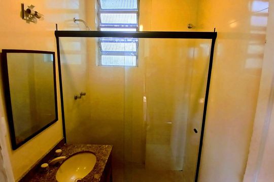 Banheiro de apartamento para alugar com 2 quartos, 56m² em Santa Teresa, Rio de Janeiro
