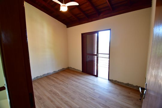 Quarto 2 de casa à venda com 3 quartos, 260m² em Loteamento Alphaville Campinas, Campinas