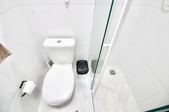 Banheiro da suíte 1 de casa à venda com 2 quartos, 68m² em Jardim Cotinha, São Paulo