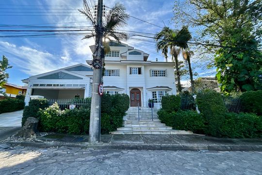 Fachada de casa para alugar com 4 quartos, 660m² em Lagoa da Conceição, Florianópolis