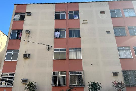 Fachada + placa de apartamento para alugar com 2 quartos, 45m² em Inhaúma, Rio de Janeiro