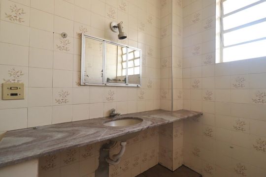 Banheiro social de apartamento para alugar com 2 quartos, 100m² em Centro, Ribeirão Preto