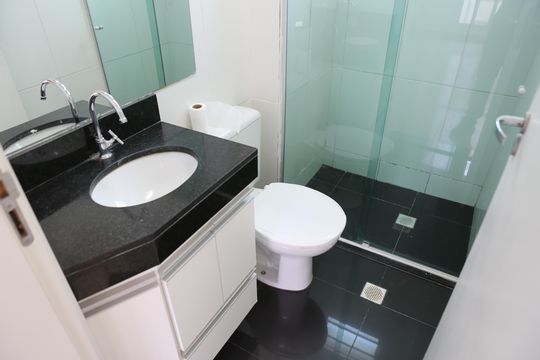Banheiro de apartamento à venda com 2 quartos, 47m² em Diamante, Contagem