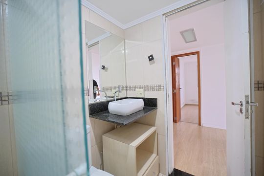 Banheiro de apartamento para alugar com 2 quartos, 48m² em Vila Ré, São Paulo