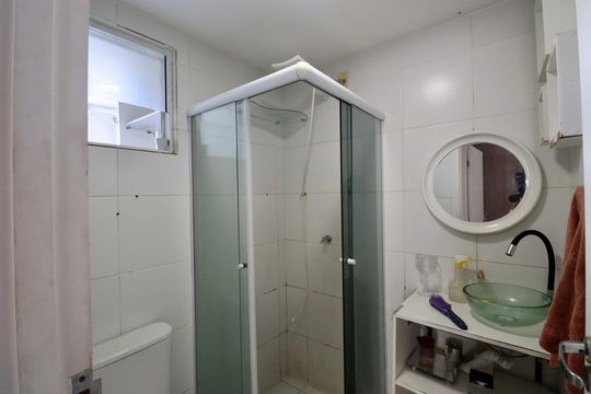 Banheiro de apartamento para alugar com 2 quartos, 56m² em Jardim das Margaridas, Salvador