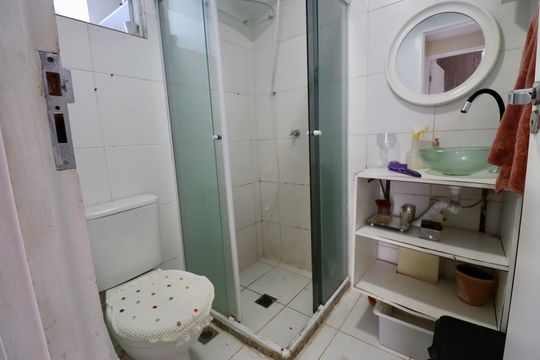 Banheiro de apartamento para alugar com 2 quartos, 56m² em Jardim das Margaridas, Salvador