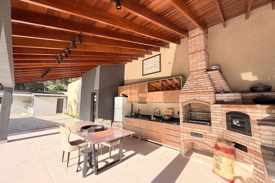 Quintal com piscina e churrasqueira de casa à venda com 4 quartos, 128m² em Chácara Morada Mediterrânea, Jundiaí