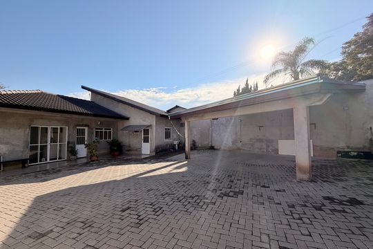 Garagem e quintal da frente de casa à venda com 4 quartos, 128m² em Chácara Morada Mediterrânea, Jundiaí