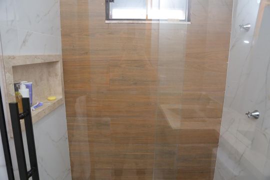 Banheiro da suíte de casa à venda com 3 quartos, 160m² em Residencial Jardim Belvedere, Goiânia