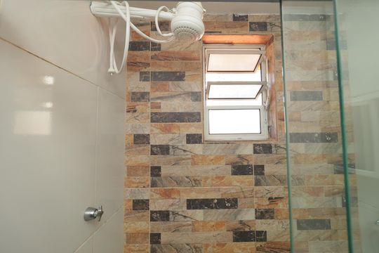 Banheiro de kitnet/studio para alugar com 1 quarto, 28m² em Bosque da Saúde, São Paulo