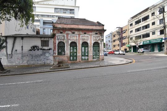 Fachada de casa à venda com 1 quarto, 378m² em Alto da Glória, Curitiba