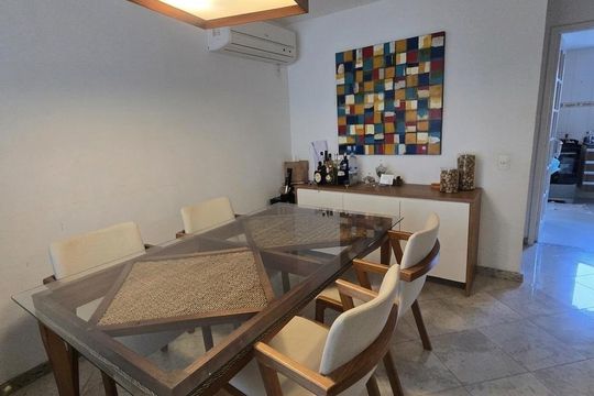 Sala de casa de condomínio à venda com 3 quartos, 170m² em Itaipu, Niterói