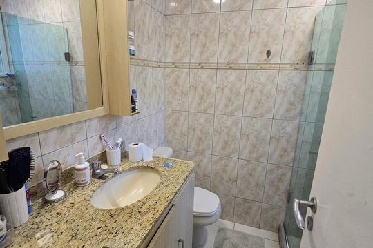 Banheiro de casa de condomínio à venda com 3 quartos, 170m² em Itaipu, Niterói