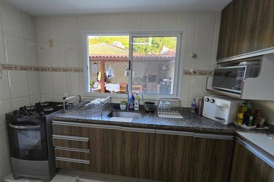 Cozinha de casa de condomínio à venda com 3 quartos, 170m² em Itaipu, Niterói