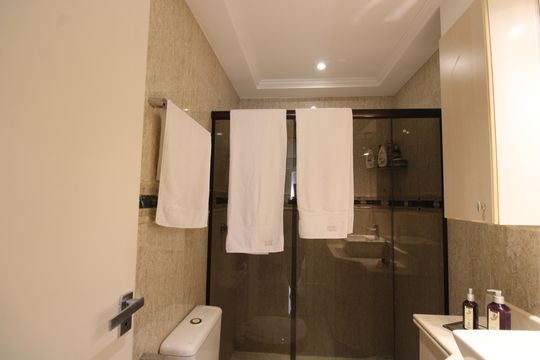 Banheiro da suíte 2 de apartamento para alugar com 3 quartos, 193m² em Barra Olímpica, Rio de Janeiro