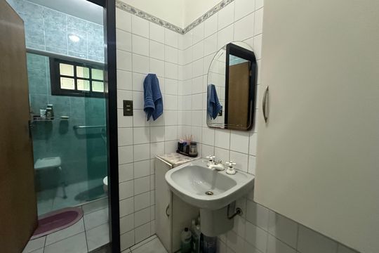 Banheiro 1 de casa à venda com 3 quartos, 210m² em Jardim Silveira, Barueri