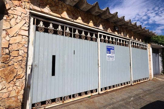 Fachada de casa à venda com 5 quartos, 168m² em Vila Yara, Osasco