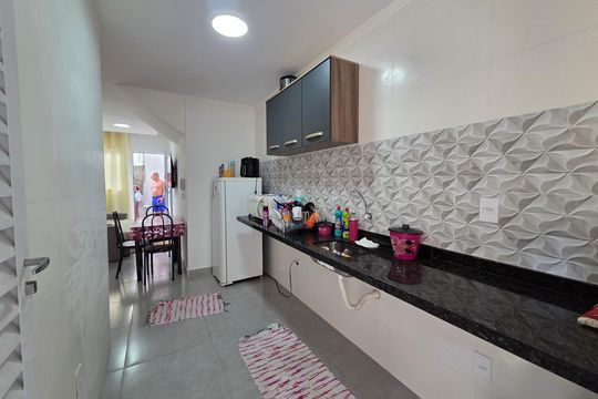 Cozinha de casa de condomínio para alugar com 2 quartos, 42m² em Nova Mirim, Praia Grande