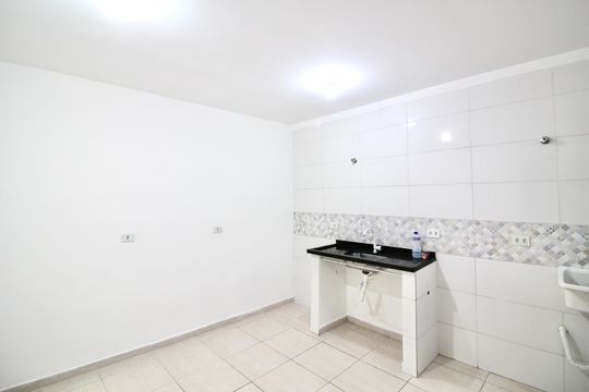 Cozinha  de apartamento para alugar com 1 quarto, 30m² em Vila Nhocuné, São Paulo