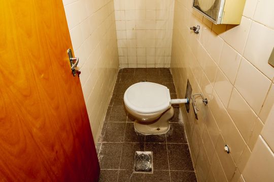 Banheiro de serviço de apartamento para alugar com 2 quartos, 70m² em São João Batista, Belo Horizonte